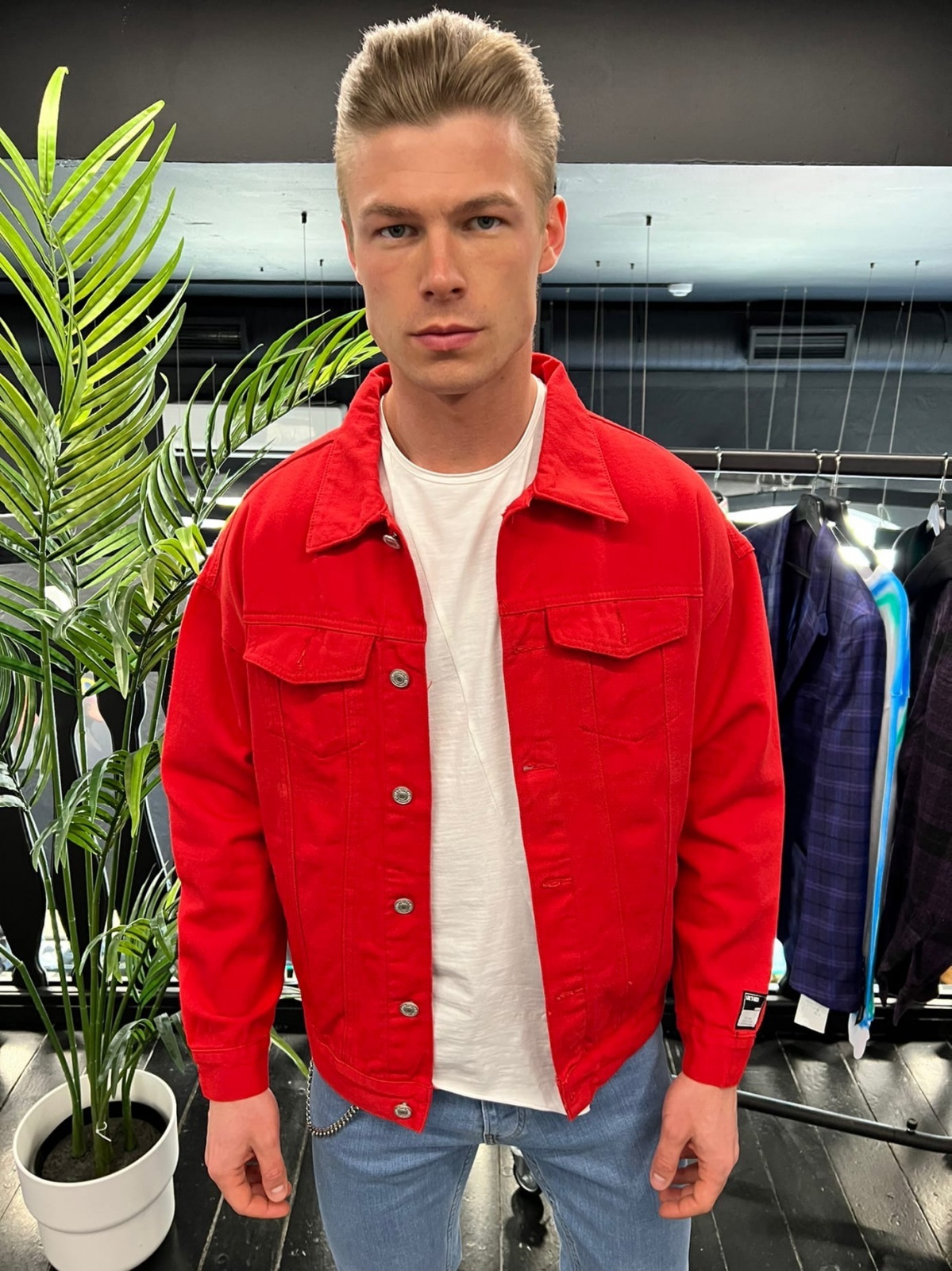 Купить красная джинсовая куртка с принтом на спине по цене 4 400 ₽ - WANTED