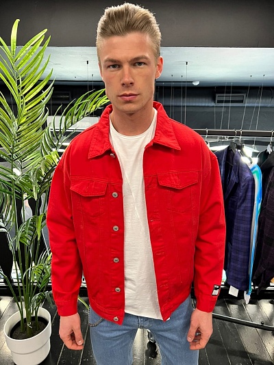 Красная джинсовая куртка с принтом на спине