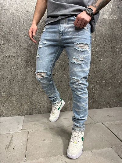 Светлые джинсы с потертостями