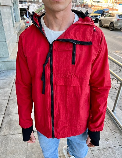 Красная куртка с имитацией перчаток