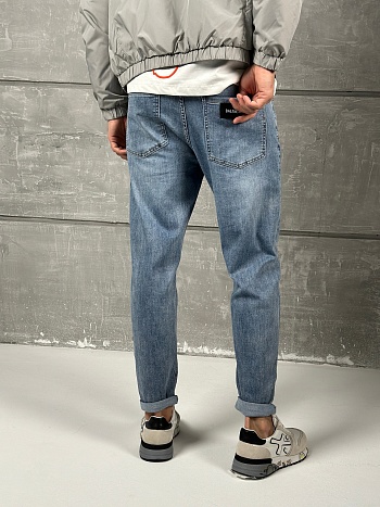 Модные мужские джинсы зауженные к низу