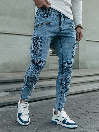 Синие джинсы с рваными элементами