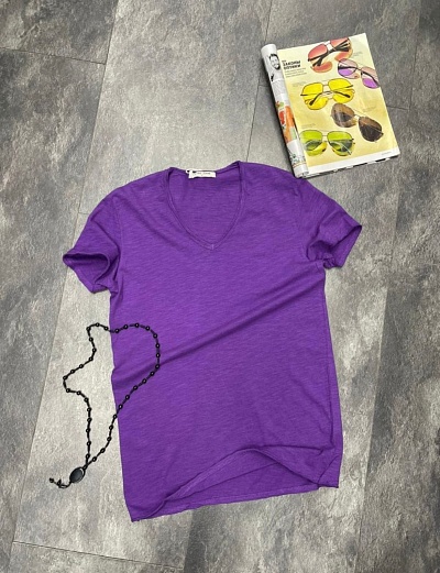 Фиолетовая футболка с вырезом