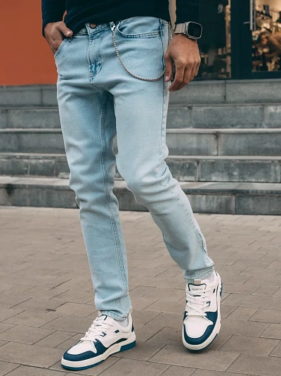 Светлые зауженные джинсы